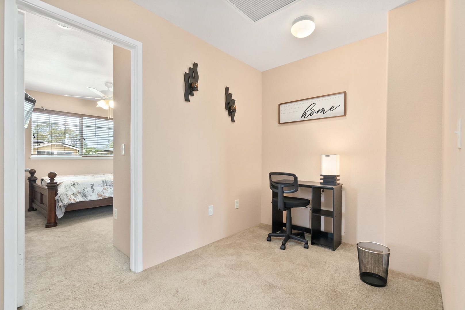 Kapolei Vacation Rentals, Kilipue Retreat - Dedicated workspace perfect for remote work or quiet study.
