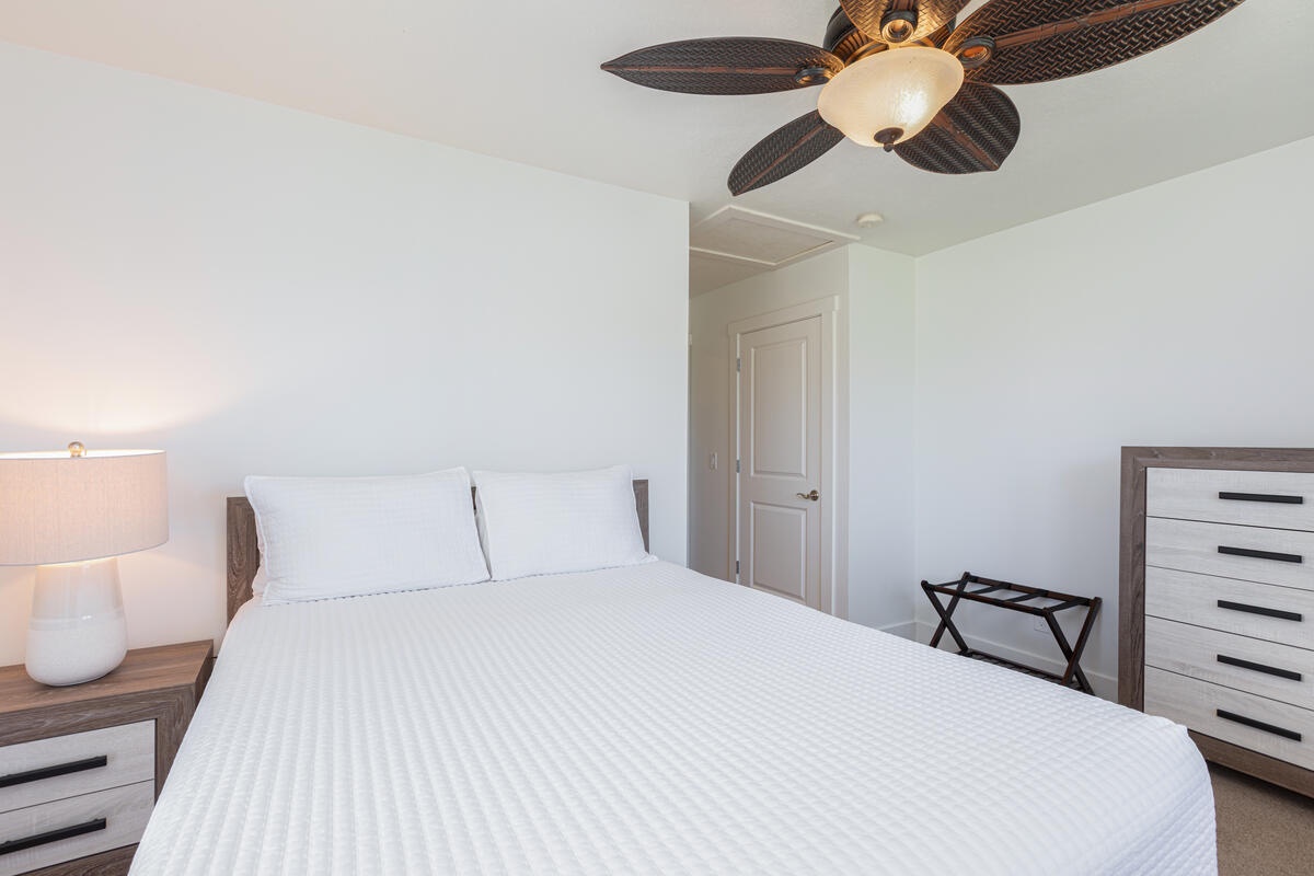 Princeville Vacation Rentals, Pili Aloha - Guest bedroom with a queen-size bed and warm ambiance.