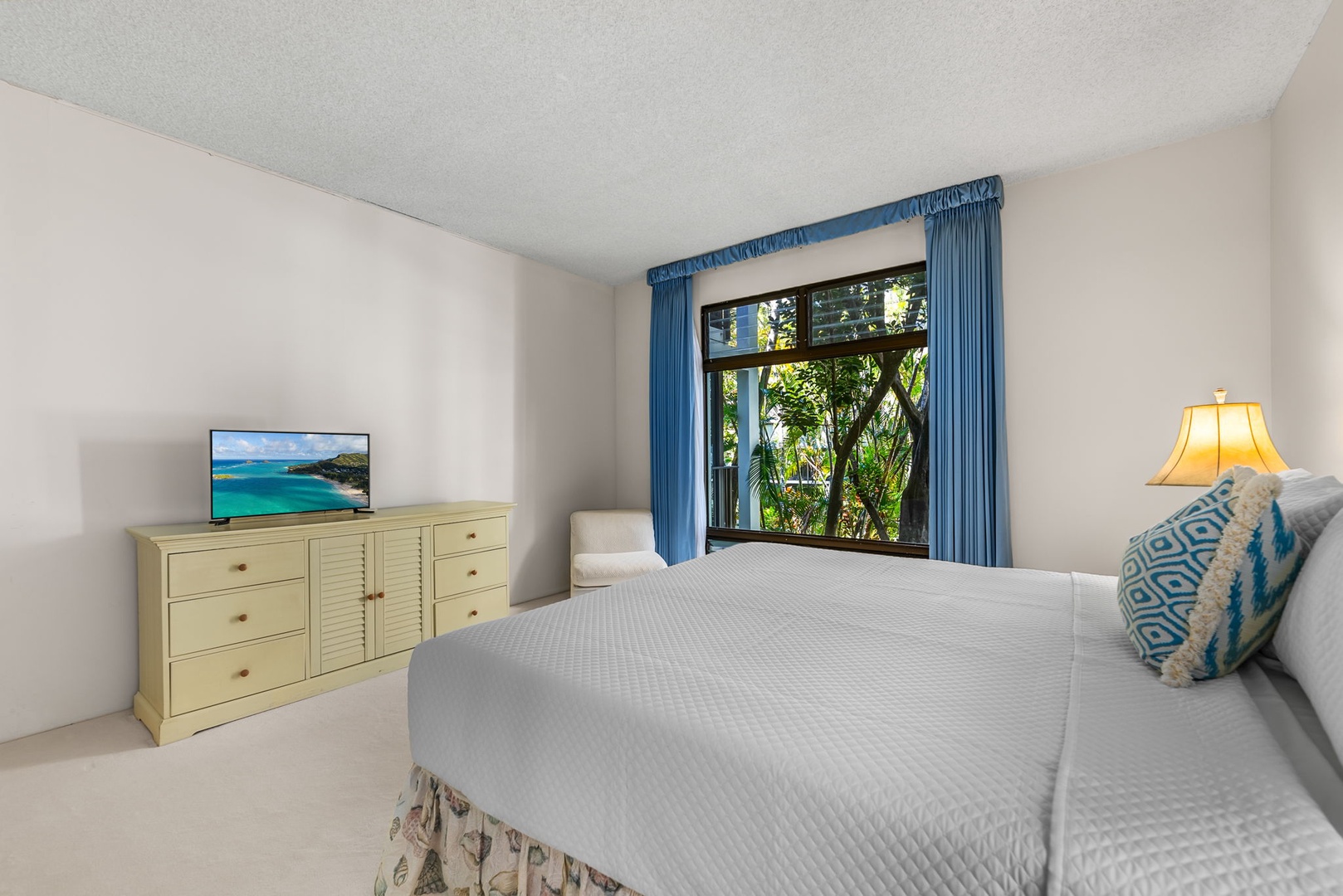 Honolulu Vacation Rentals, Kahala Beachfront Villa - The primary suite has central AC and TV for convenience.