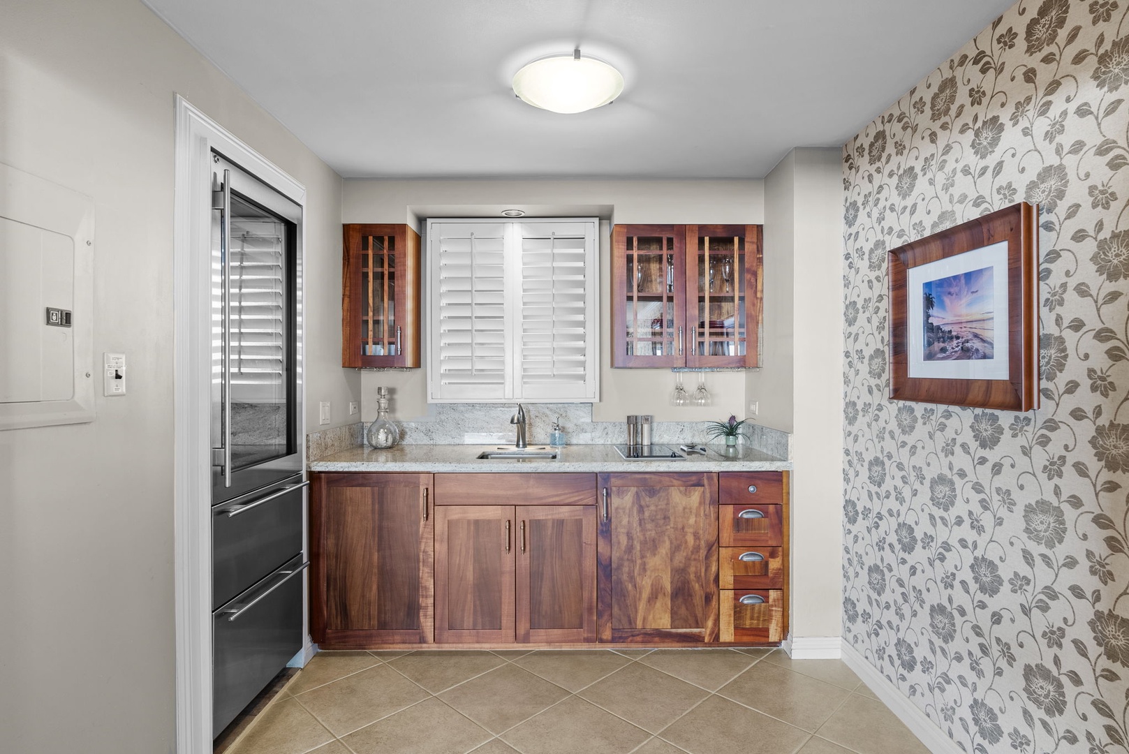 Honolulu Vacation Rentals, Hale Kaimana - Beautifully crafted wet bar with ample storage and a granite countertop. Perfect for entertaining!