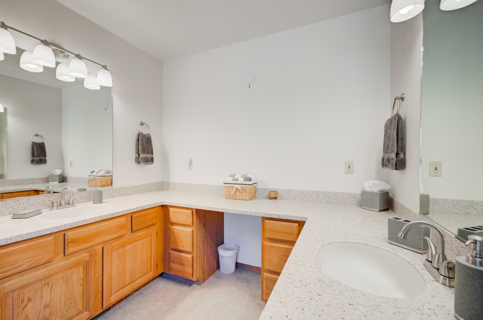 Bozeman Vacation Rentals, The Canyon Lookout - Attached large primary bathroom