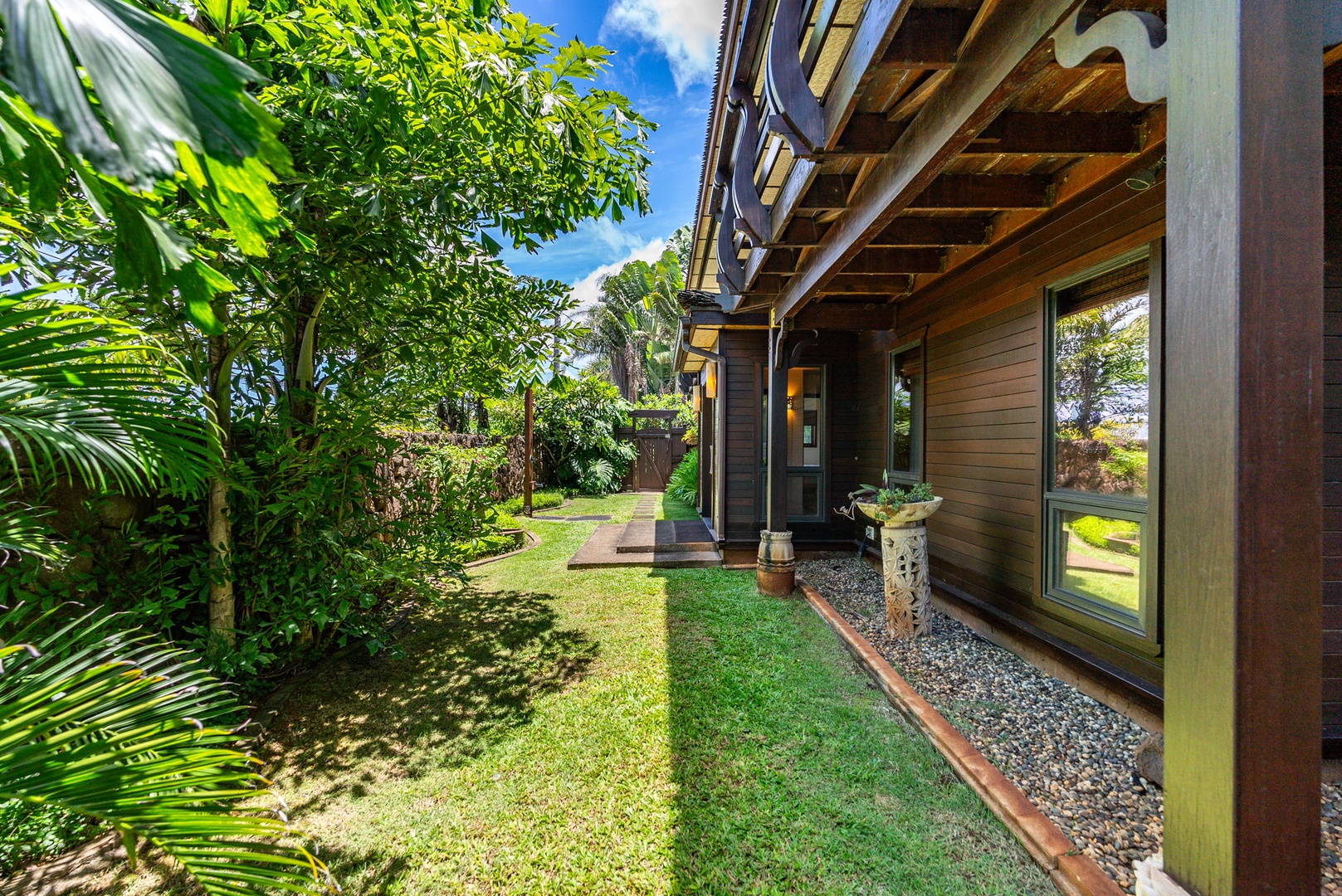 Haleiwa Vacation Rentals, Kealoha Tropical Beach Villa - Enjoy a morning stroll in the garden with a refreshing air.