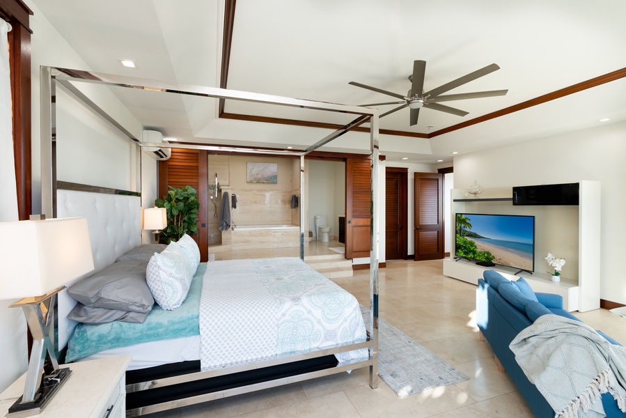 Honolulu Vacation Rentals, Wailupe Seaside 6 Bedroom - The large suite has luxurious bathroom ensuite and air conditioning.