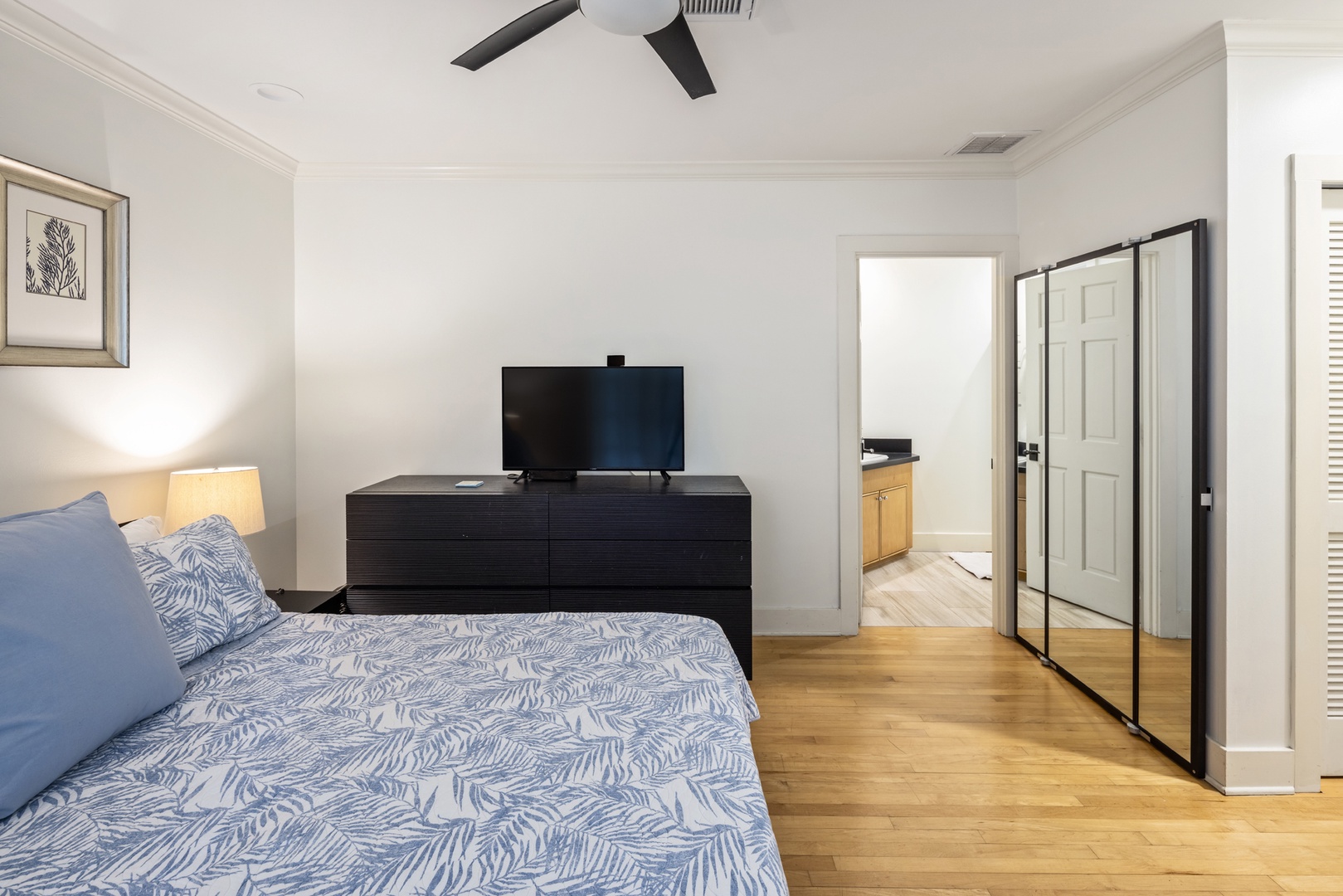 Honolulu Vacation Rentals, Moana Lani - Main House - Unpack into the mirrored closet and settle in with the TV across from the bed.