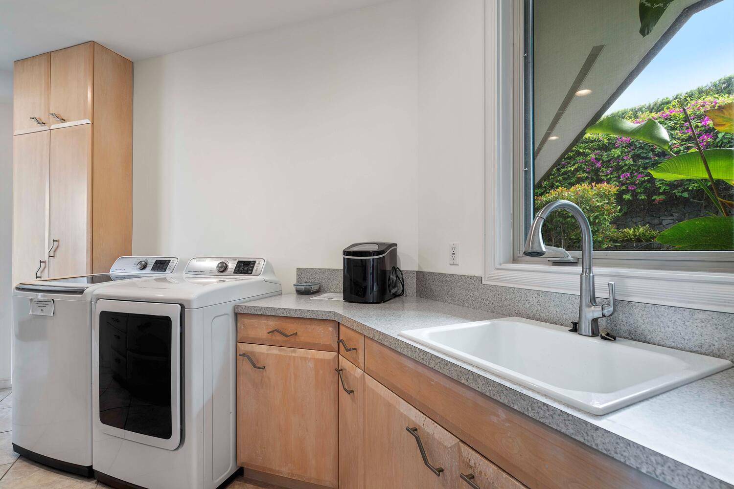 Kailua Kona Vacation Rentals, Blue Hawaii - Over sized laundry room with washer, dryer and large sink