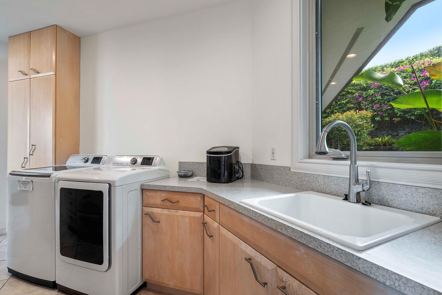 Kailua Kona Vacation Rentals, Blue Hawaii - Over sized laundry room with washer, dryer and large sink