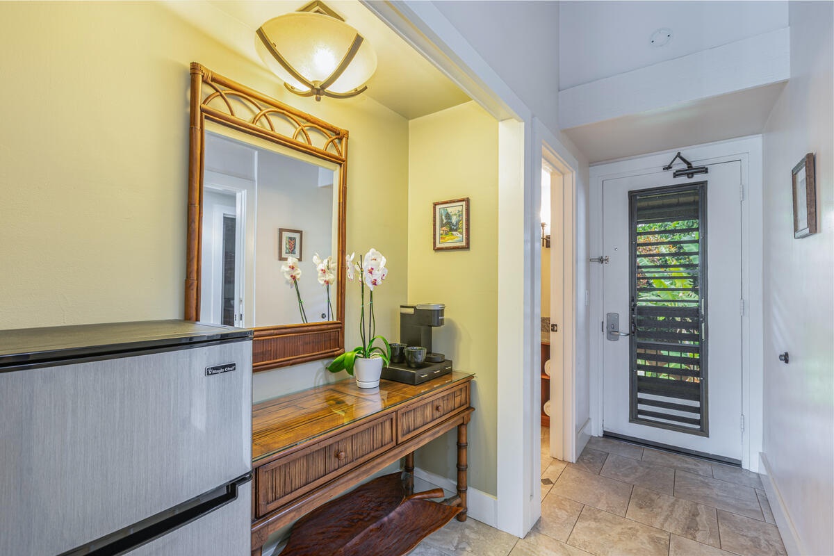 Princeville Vacation Rentals, Hanalei Bay Resort 1535/6 - Entryway has a tropical-style vanity and easy access to a full bath.