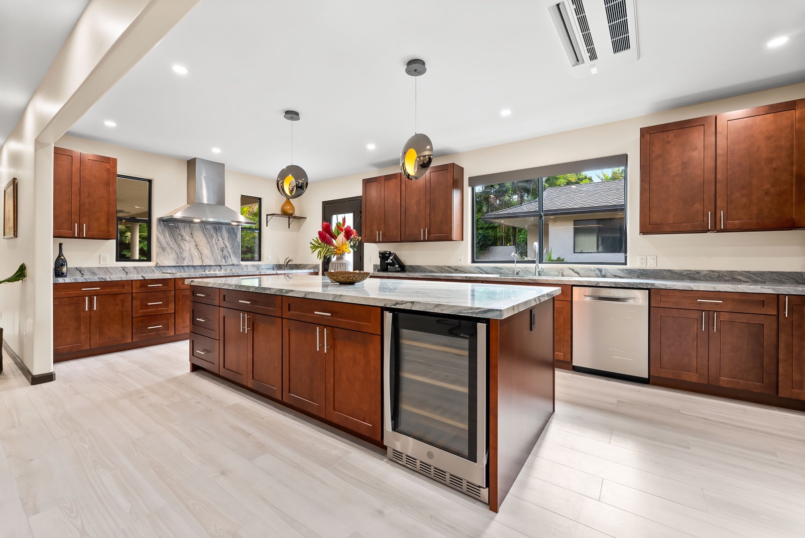 Honolulu Vacation Rentals, Kahala Zen - Open-concept kitchen and dining area with seamless outdoor access.