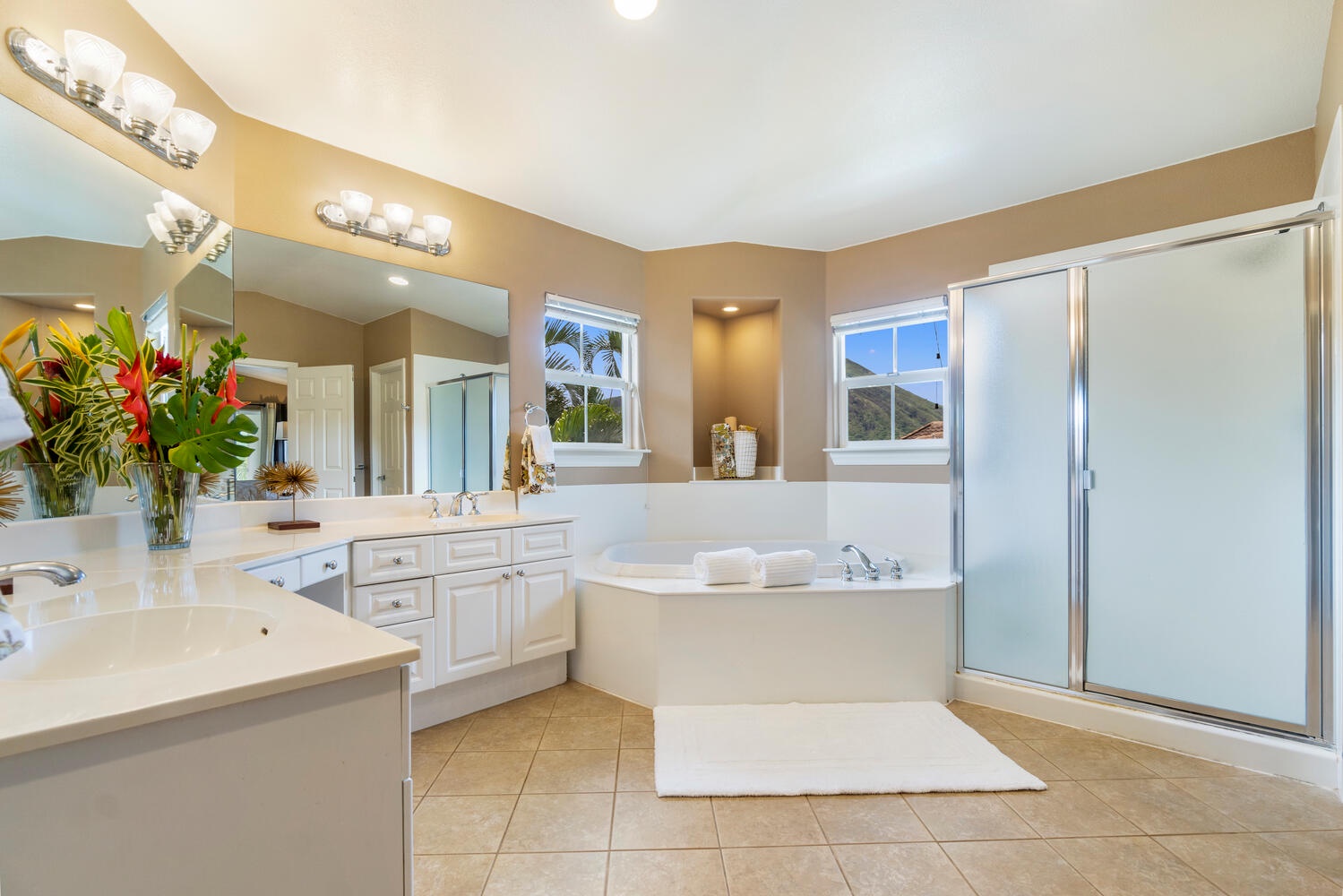 Honolulu Vacation Rentals, Melemele Hale - Primary Ensuite with tub and separate shower