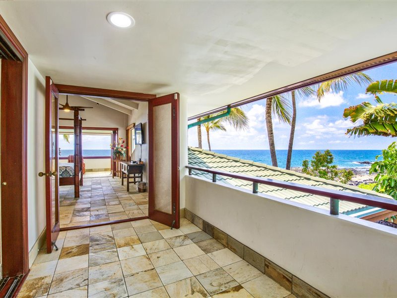 Kailua Kona Vacation Rentals, Blue Water - Covered entryway to the Primary bedroom