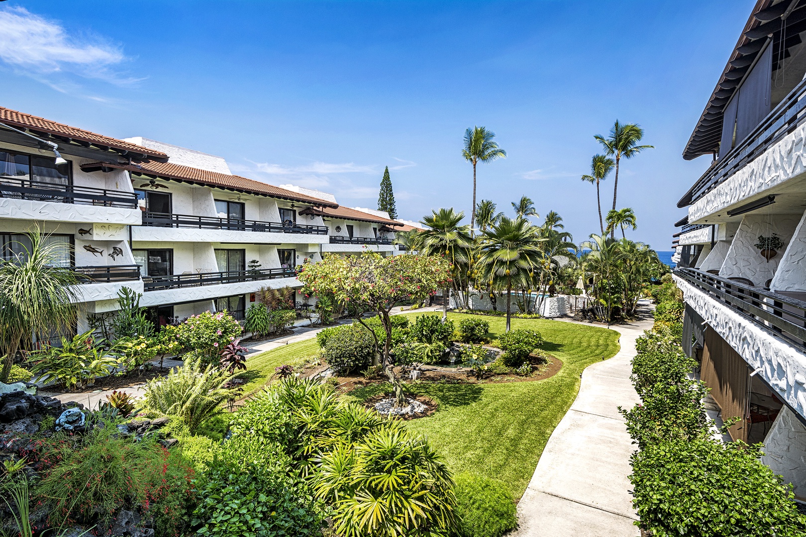 Kailua Kona Vacation Rentals, Casa De Emdeko 104 - View of the manicured landscape