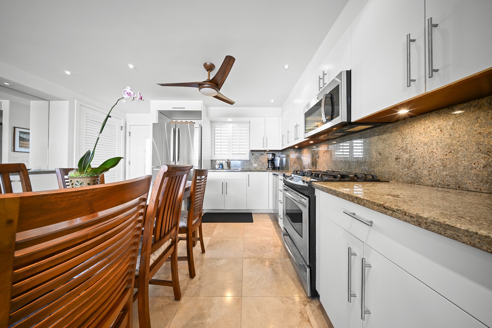 Honolulu Vacation Rentals, Kaimana Shores Getaway - Enjoy a bright galley-style kitchen with modern appliances, ample storage, and everything needed for an extended stay.
