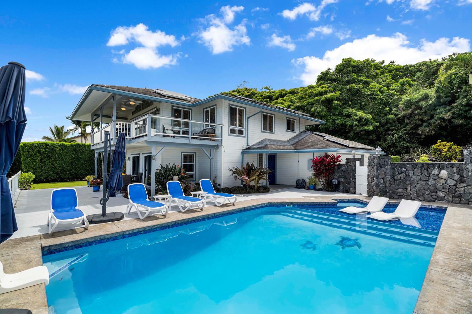 Kailua Kona Vacation Rentals, Honu O Kai (Turtle of the Sea) - Ample seating around the pool area for you to enjoy.