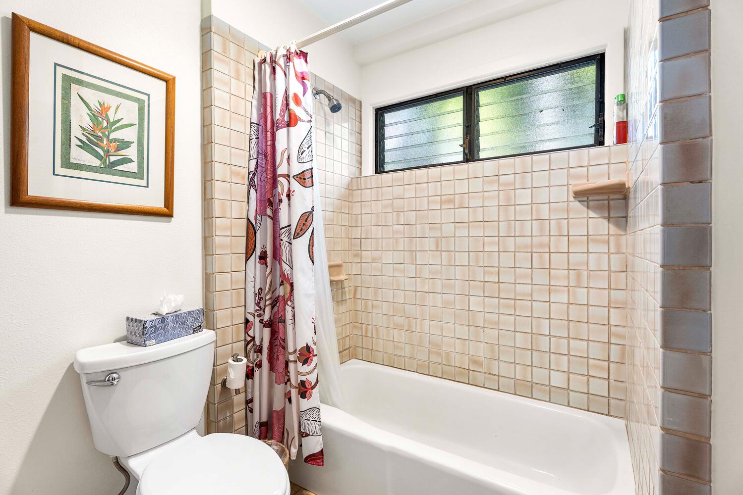 Kailua Kona Vacation Rentals, Kona Dreams - The shared bathroom has a shower/tub combo.