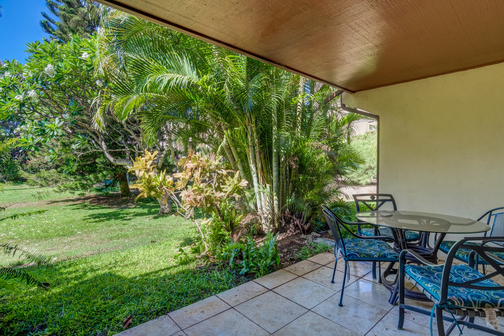 Kihei Vacation Rentals, Koa Resort 1B - Private lanai with table and chairs—perfect for open-air dining or a morning coffee surrounded by palms.