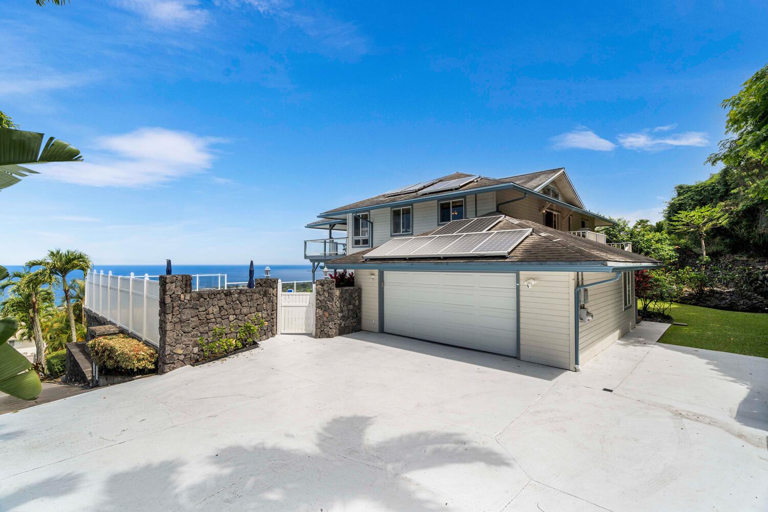 Kailua Kona Vacation Rentals, Honu O Kai (Turtle of the Sea) - Garage with entry gate toward the front entrance