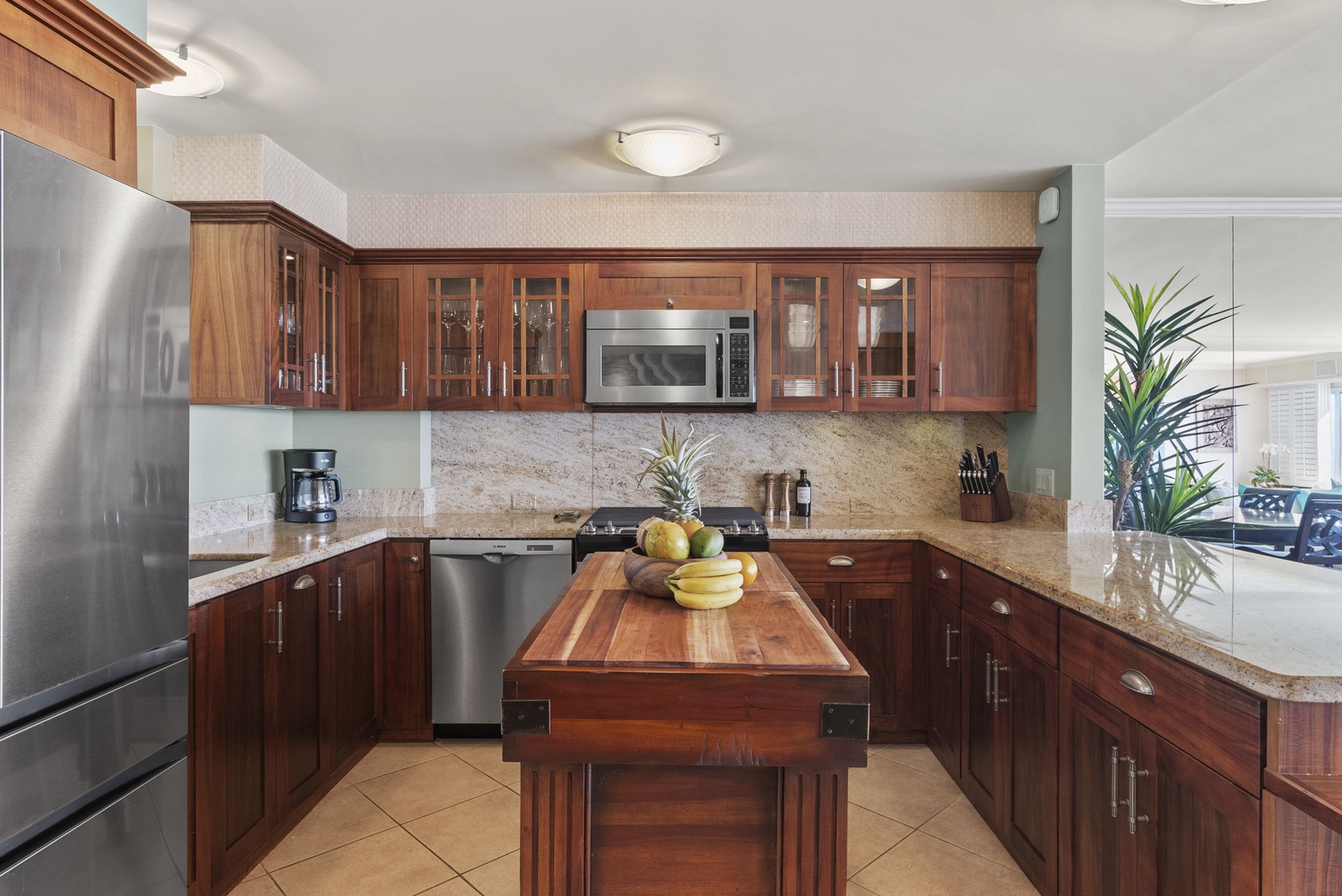 Honolulu Vacation Rentals, Hale Kaimana - Fully equipped with modern appliances and a central island.