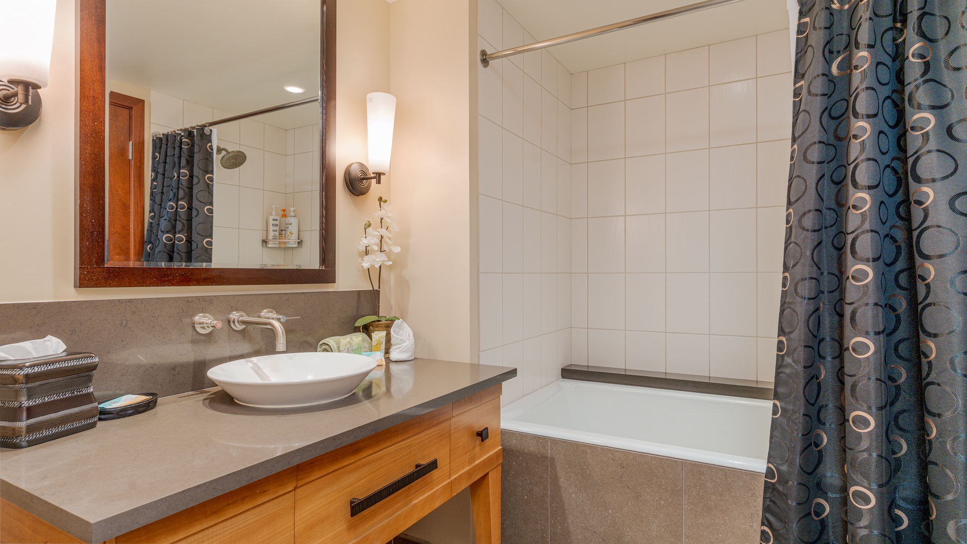 Kapolei Vacation Rentals, Ko Olina Beach Villas B1101 - The second guest bathroom featuring a shower and tub combo.