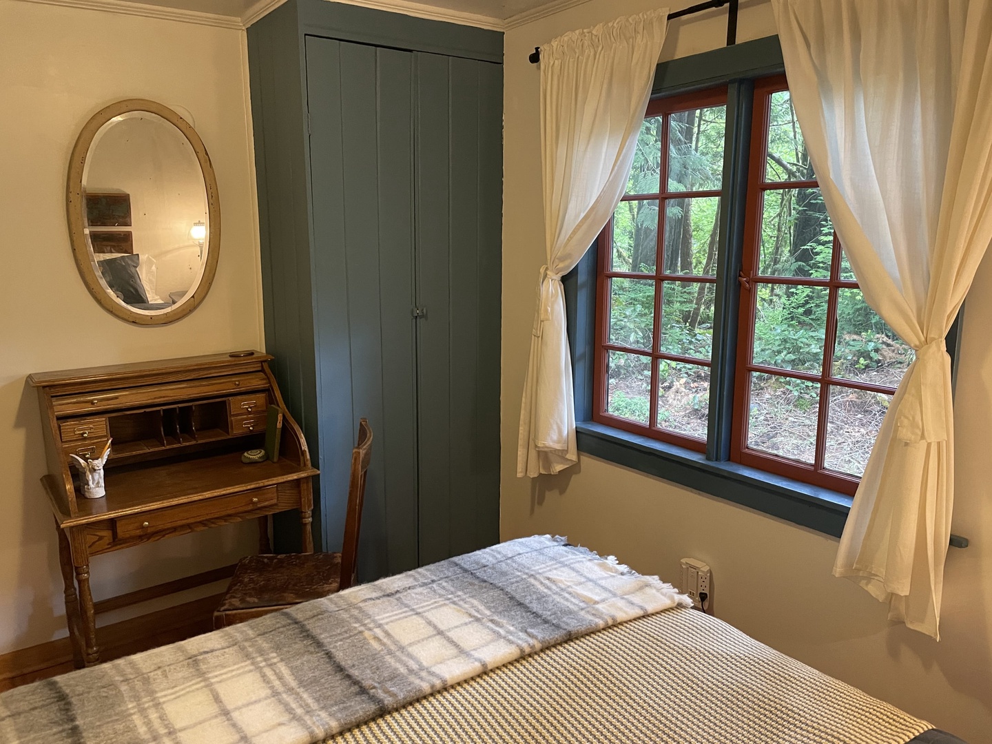 Brightwood Vacation Rentals, Springbrook Cabin - Writing desk in guest bedroom