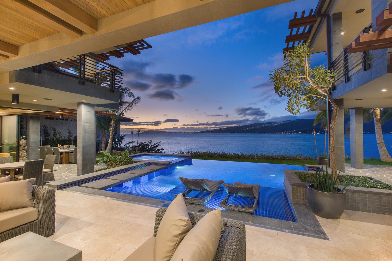 Honolulu Vacation Rentals, Maunalua Bay Estate - Outdoor lounge views.