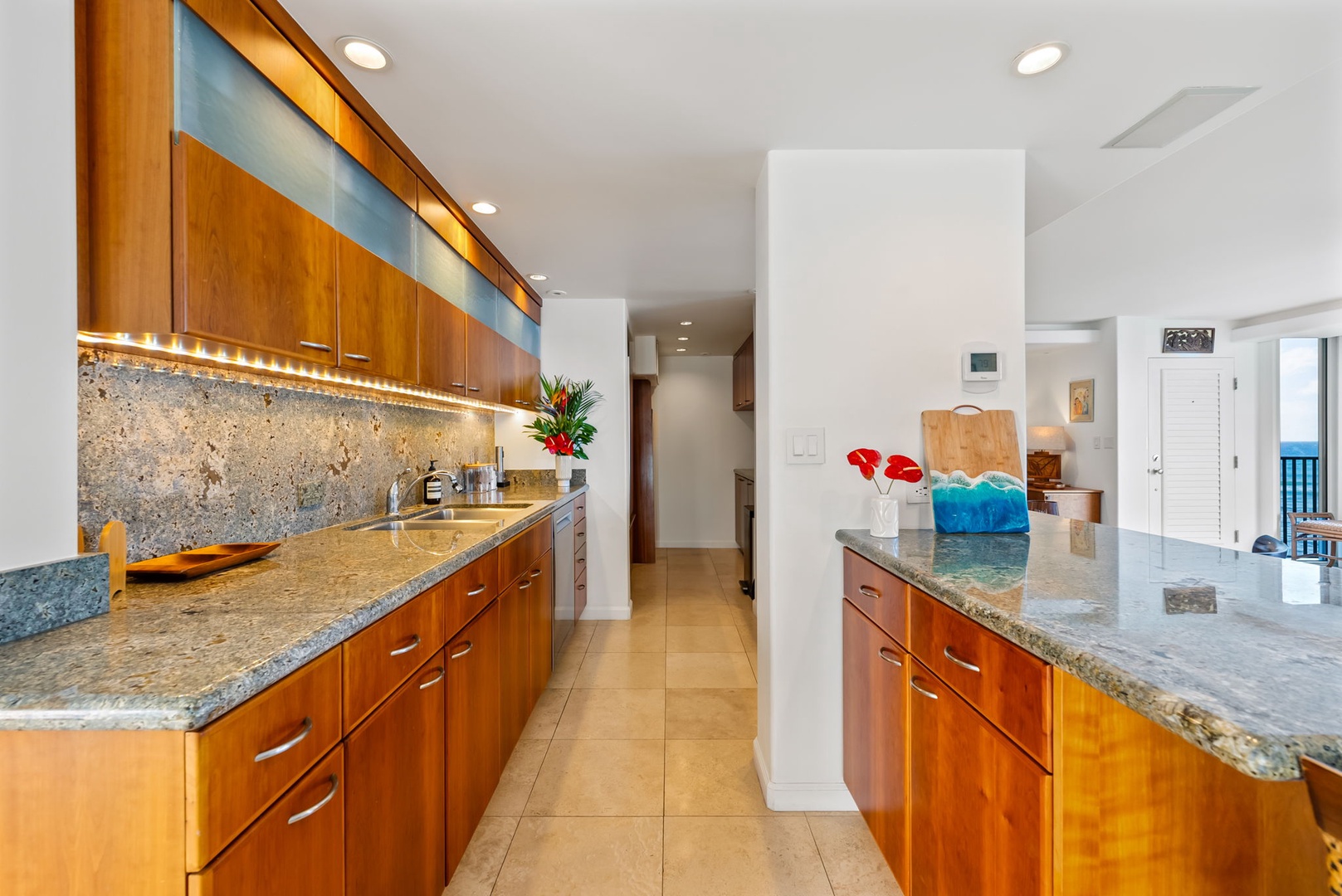 Honolulu Vacation Rentals, Kaimana Views - Modern kitchen with granite countertops, ample storage, and high-end appliances for all your culinary needs.