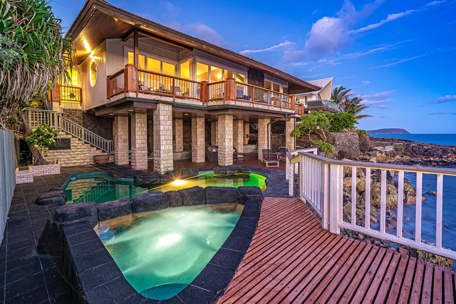 Honolulu Vacation Rentals, Kaiko'o Villa** - Ocean front Spa