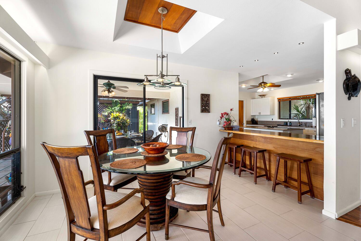 Kailua Kona Vacation Rentals, Kona Dreams - Enjoy your meals on the breakfast nook with seating for four.