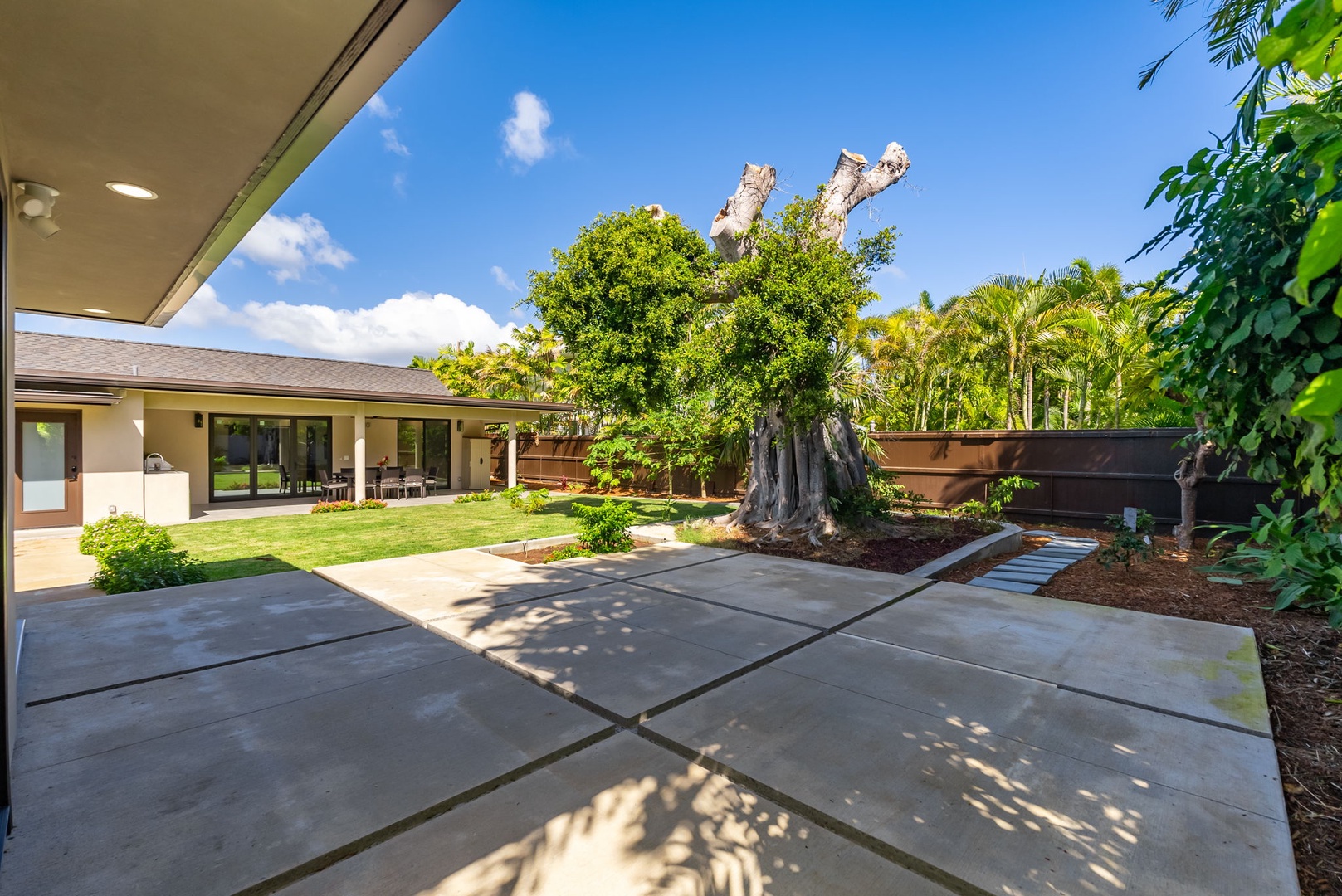 Honolulu Vacation Rentals, Kahala Zen - Lush greenery framing the private courtyard and patio area.