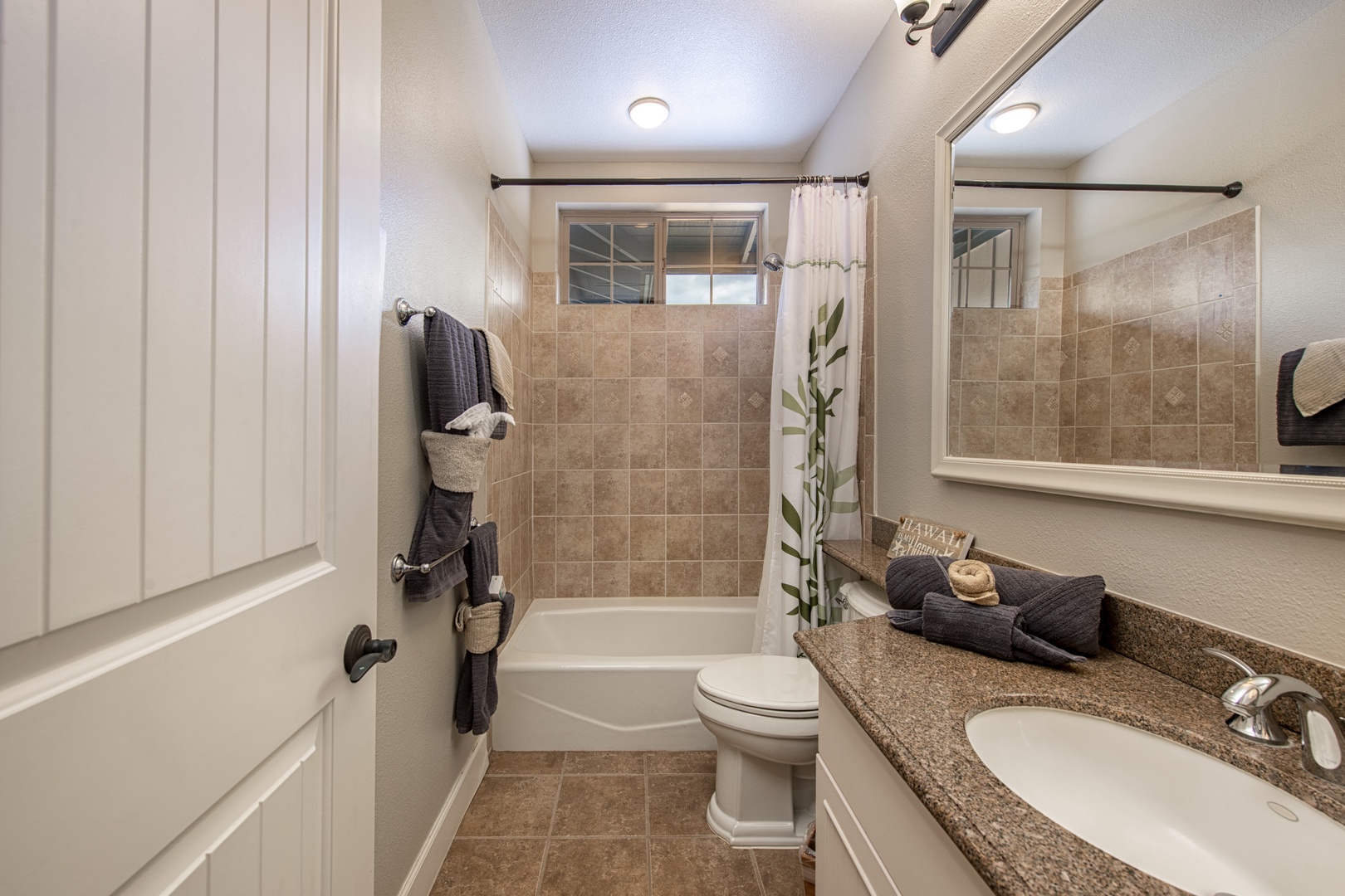 Kamuela Vacation Rentals, Palm View Villa - Second bathroom upstairs