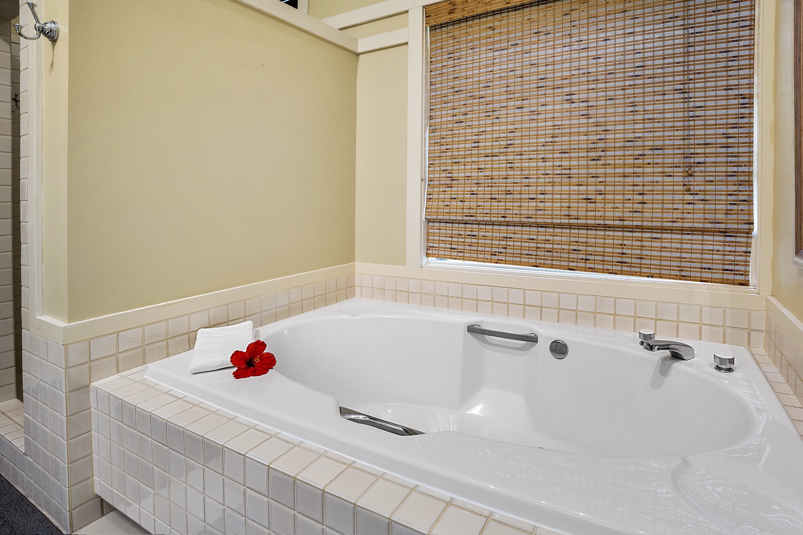 Kailua Kona Vacation Rentals, Pineapple House - Primary Bath soaking tub