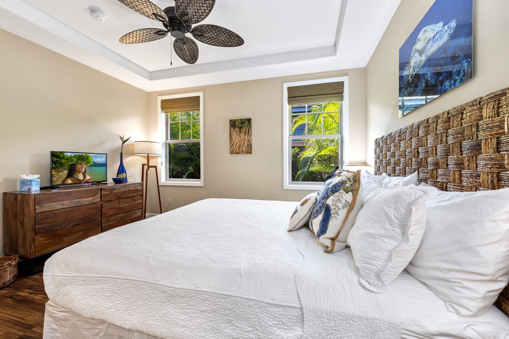 Kailua Kona Vacation Rentals, Kona Blue Vacations Holua Kai - The second guest suite at Kona Blue Vacations Holua Kai features serene art, plush bedding, and calming light.
