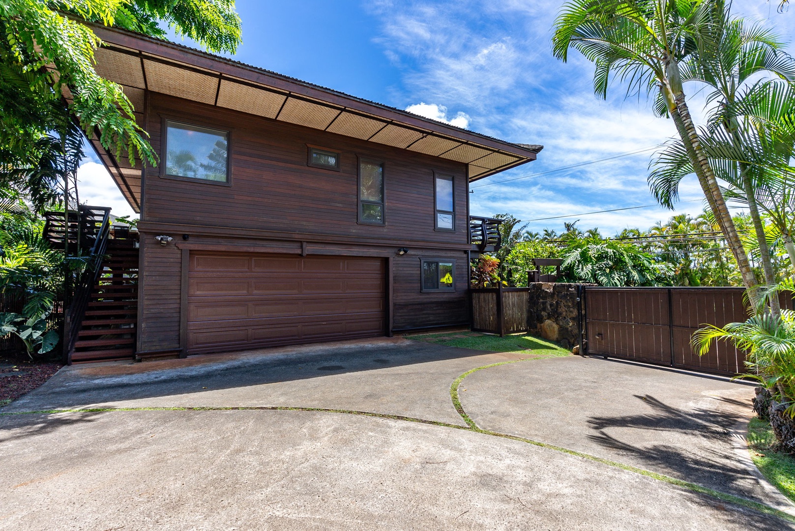 Haleiwa Vacation Rentals, Kealoha Tropical Beach Villa - Expansive driveway.