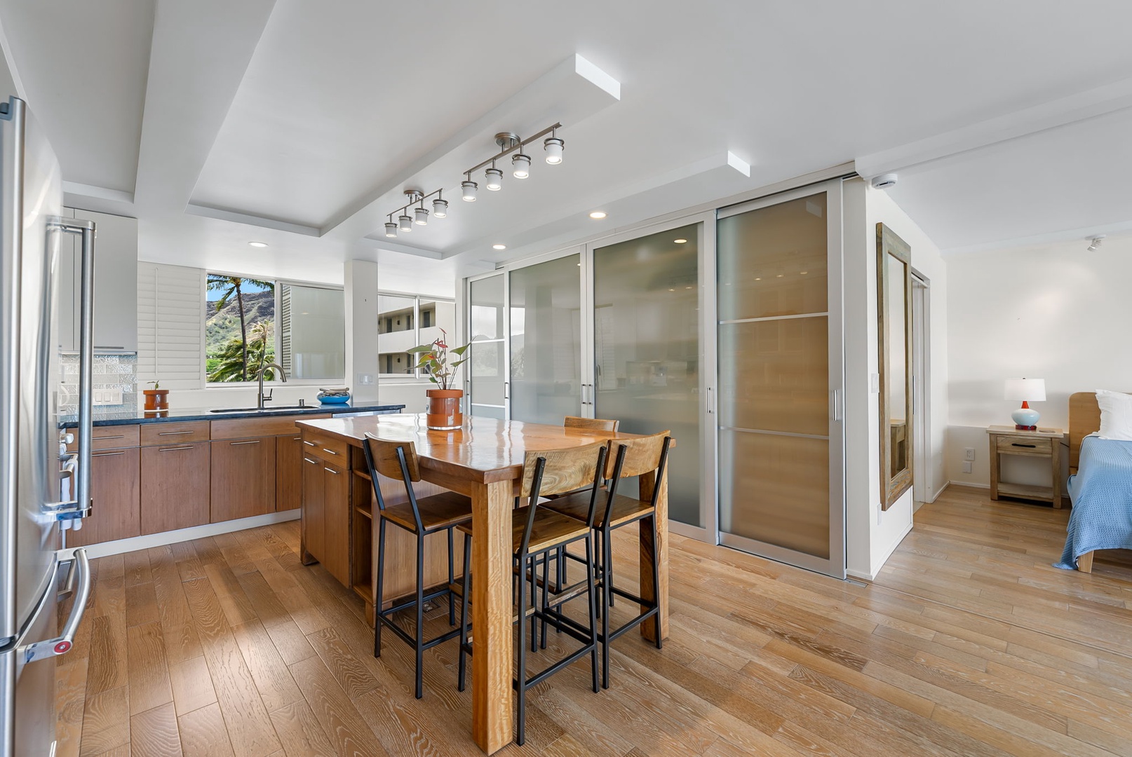 Honolulu Vacation Rentals, Colony Surf Luxe - Dine in style with a four-seat breakfast bar, perfect for light meals, work-from-paradise moments, or sunset drinks before heading to Waikiki.