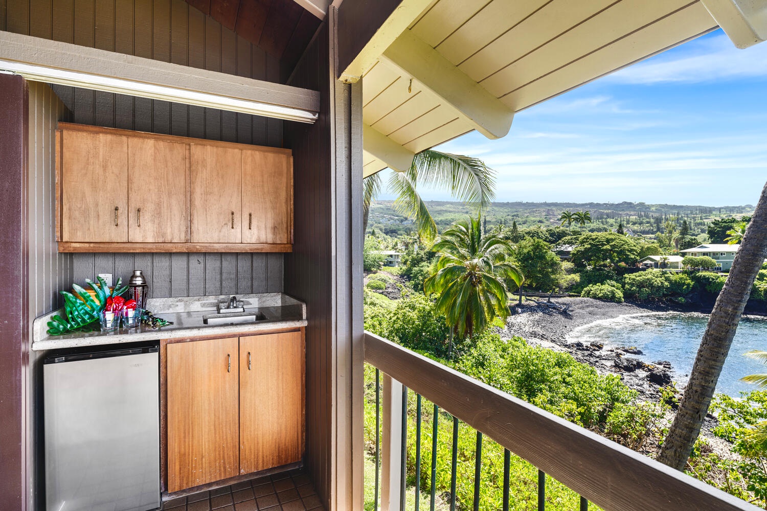 Kailua Kona Vacation Rentals, Kanaloa at Kona 3304 - Lanai wet bar and prep space for effortless outdoor entertaining.