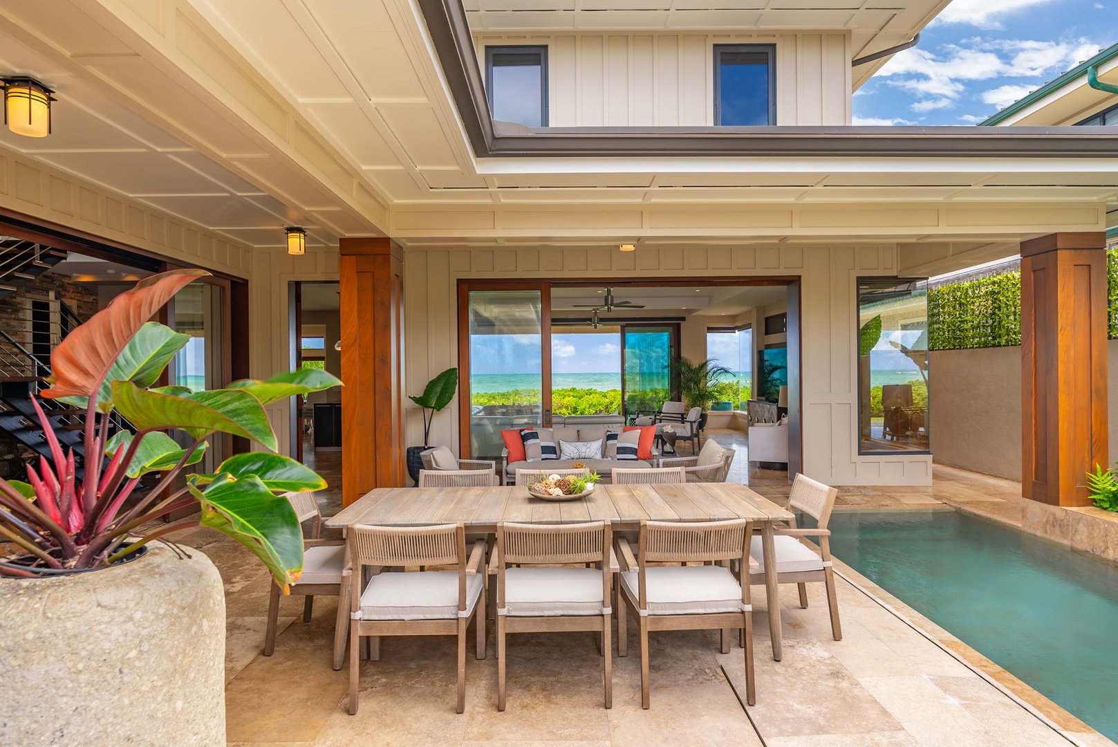 Kailua Vacation Rentals, Kailua Beachside - Outdoor dining in the sheltered poolside courtyard