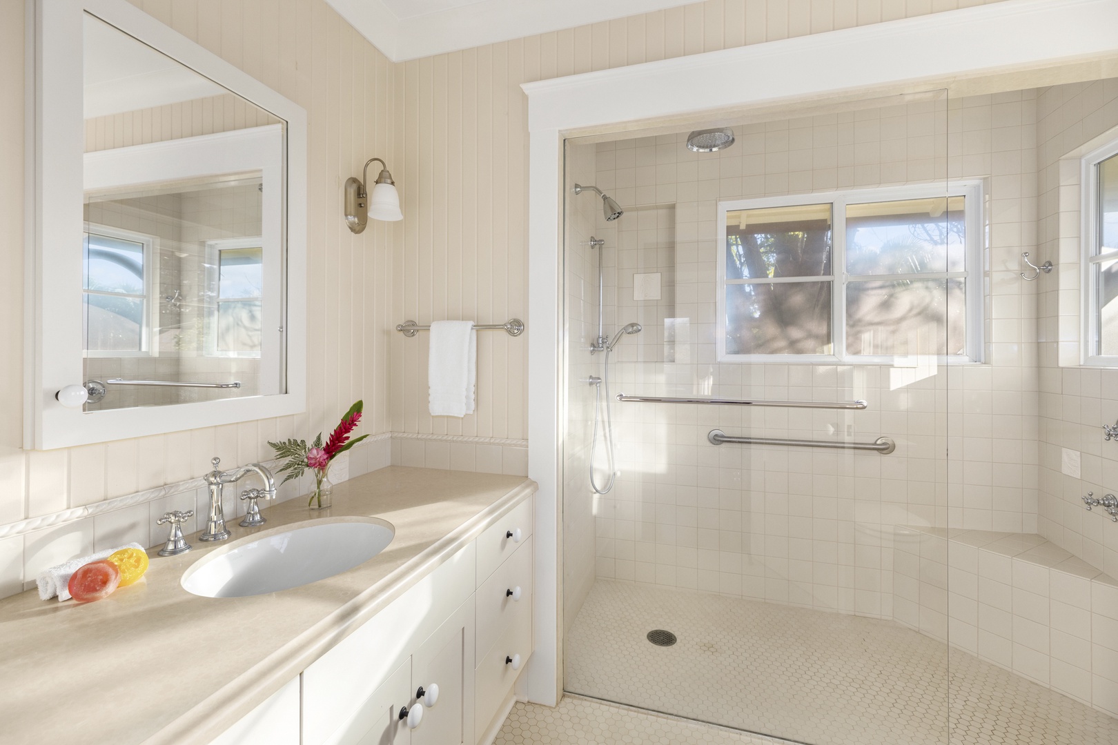 Honolulu Vacation Rentals, Kahala Beachside Estate - Carriage House guest bathroom