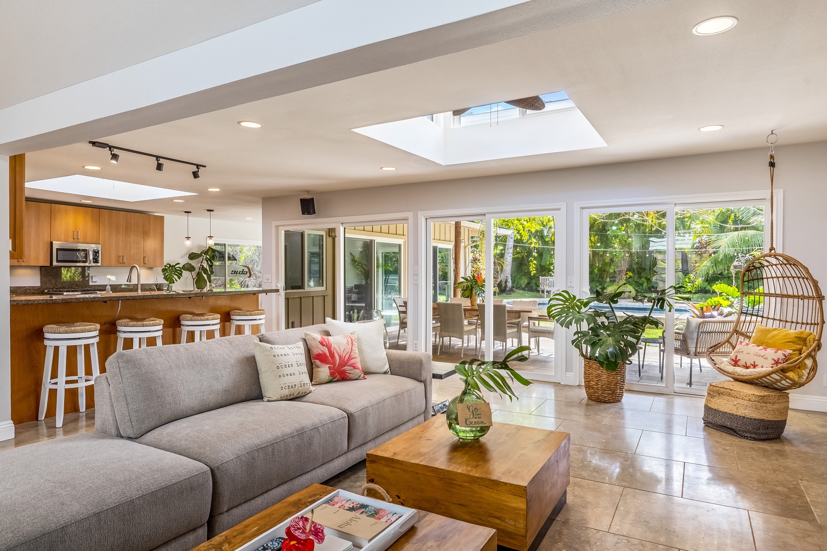 Honolulu Vacation Rentals, Hale Ho'omaha - The living area opens directly to the lanai and pool deck