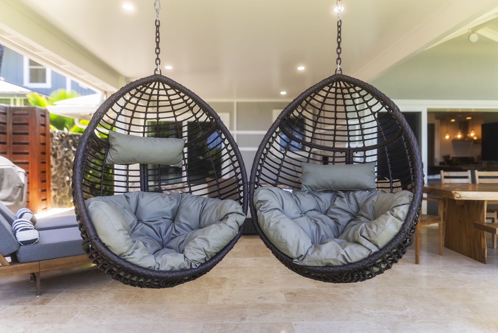 Haleiwa Vacation Rentals, Hale Nalu (Lower Level) - Cozy up in swinging chairs—ideal for your morning coffee or a relaxing afternoon read.