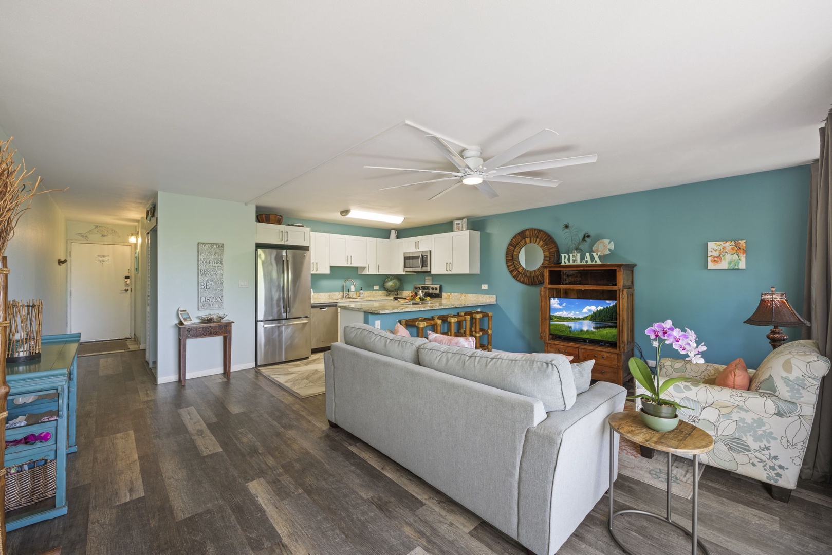 Kihei Vacation Rentals, Kihei Alii Kai C206 - One long open floor from the front door back to the kitchen, room for everyone to spread out.