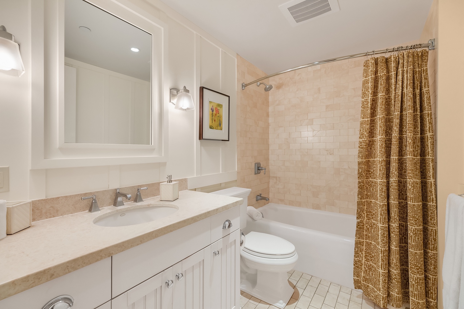 Kahuku Vacation Rentals, Turtle Bay Villas 307 - Guest bathroom with tub