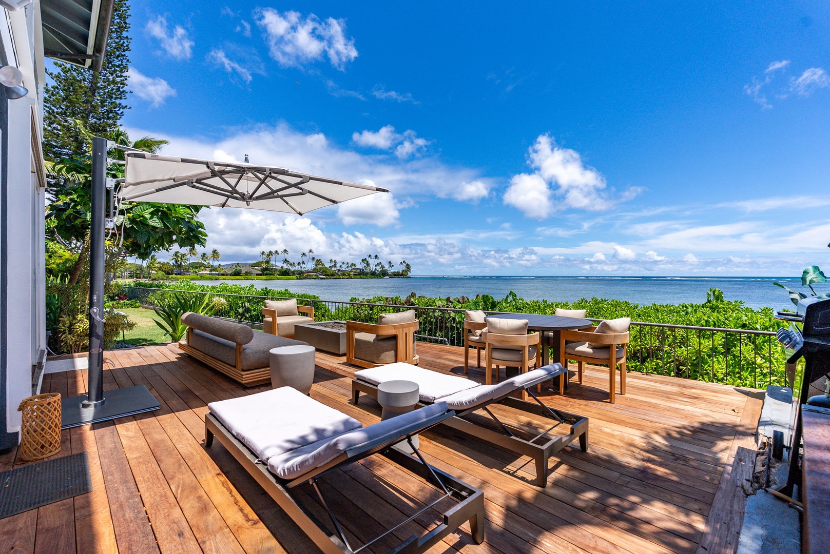 Honolulu Vacation Rentals, Wailupe Beachfront Getaway - Expansive hardwood deck ideal for lounging, sunbathing, and stargazing at night.