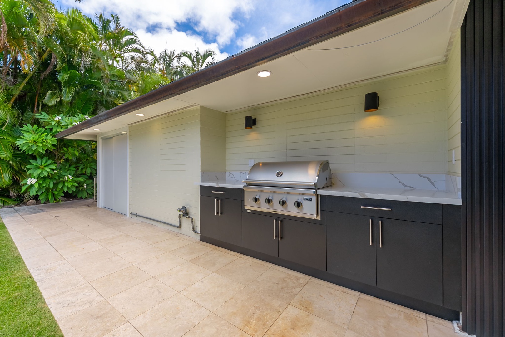 Honolulu Vacation Rentals, Kahala Lani - Outdoor kitchen with built-in grill for unforgettable alfresco meals.