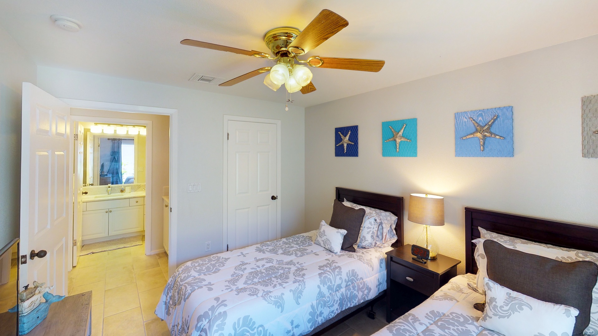 Kapolei Vacation Rentals, Coconut Plantation 1222-3 - The second guest bedroom with twin beds.