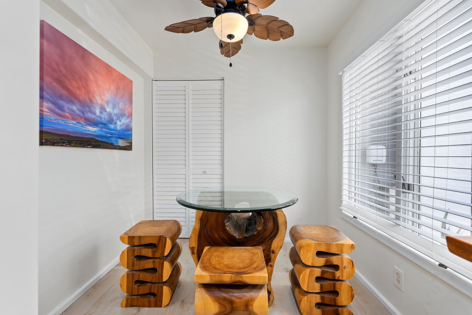 Honolulu Vacation Rentals, Wailupe Beachfront Getaway - Enjoy a meal on the dinette.