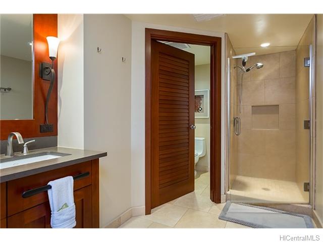 Kapolei Vacation Rentals, Ko Olina Beach Villas O1406 - Ensuite bathroom with a walk-in shower in a glass enclosure.