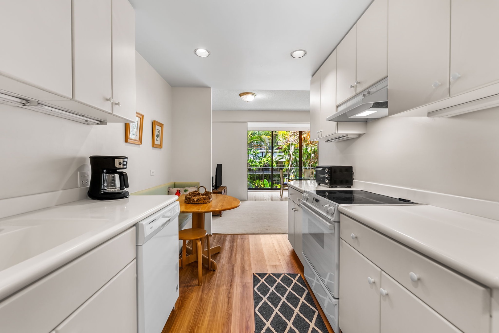 Honolulu Vacation Rentals, Kahala Beachfront Villa - Enjoy plenty of counter spaces for your culinary ventures.