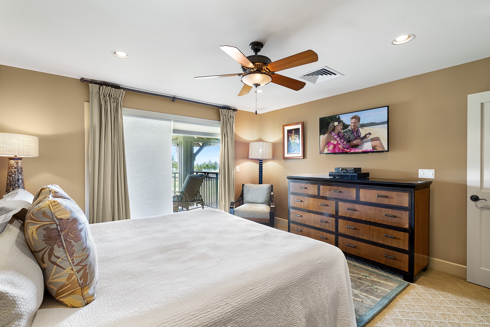 Waikoloa Vacation Rentals, Hali'i Kai at Waikoloa Beach Resort 9F - Primary bedroom with outdoor lanai