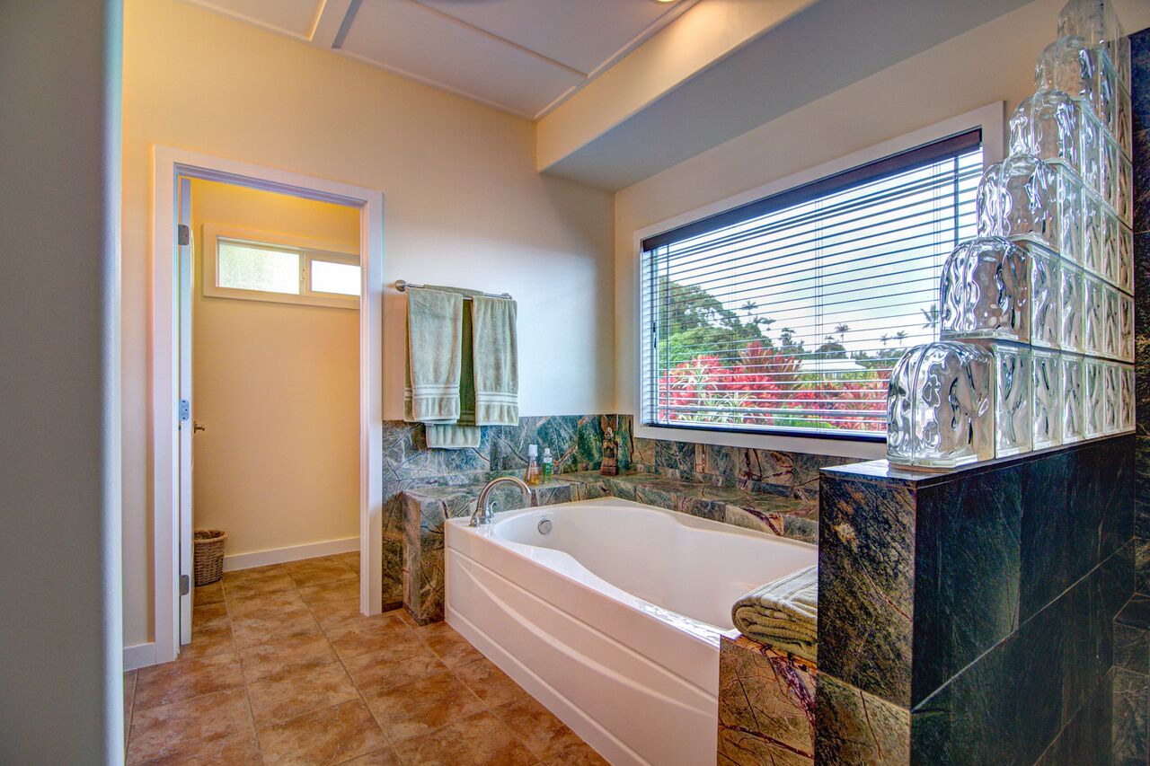 Honokaa Vacation Rentals, Hale Luana (Big Island) - Primary bathroom soaking tub