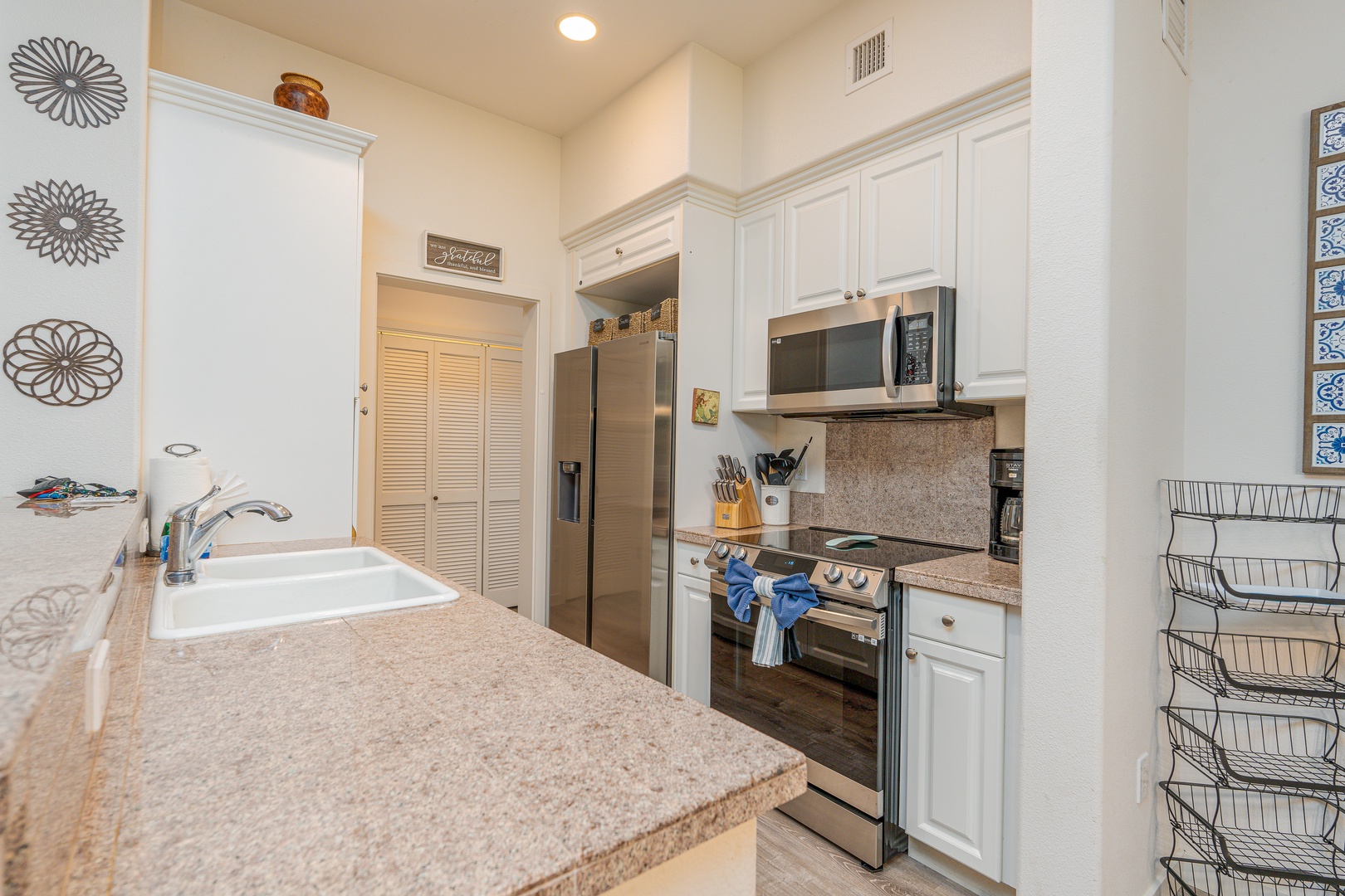 Kapolei Vacation Rentals, Coconut Plantation 1208-2 - The spacious kitchen has all your needs for a relaxing vacation.