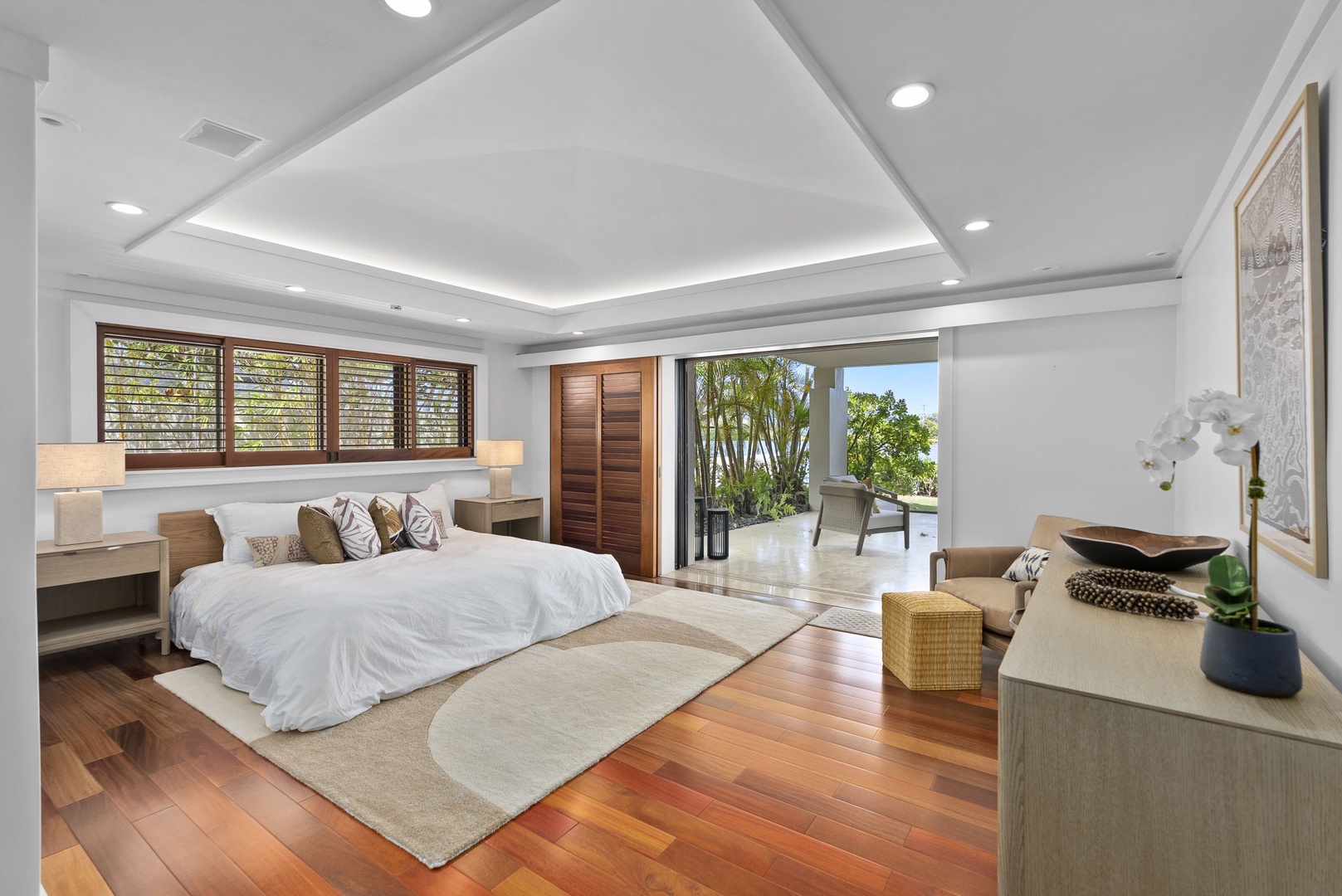 Honolulu Vacation Rentals, The Lagoon House 3BR - Suite opens to a private lanai, surrounded by lush tropical greenery.